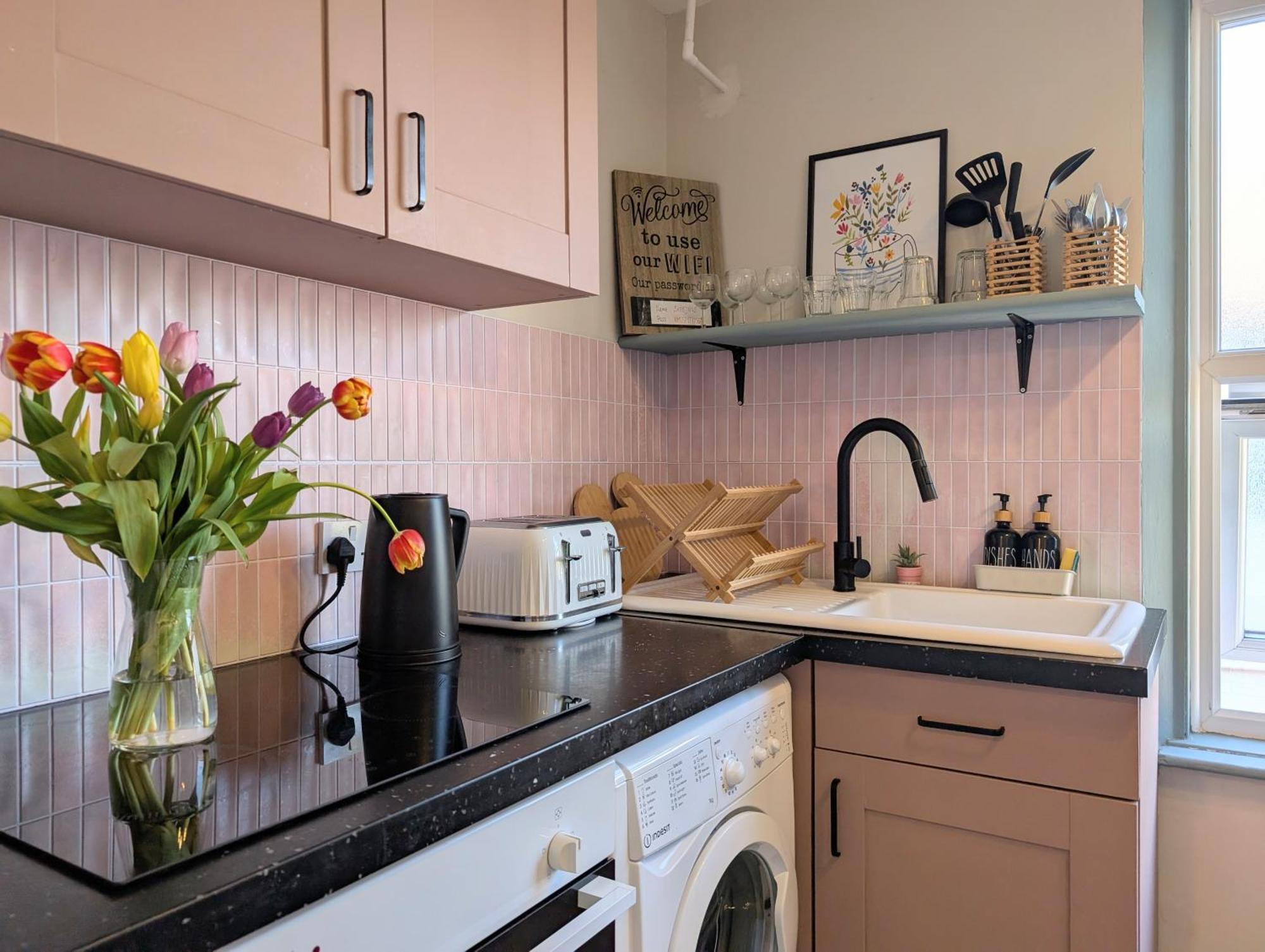 Peacehaven Retreat - 4 Minutes From The Beach! Pet Friendly! Уэймут Экстерьер фото